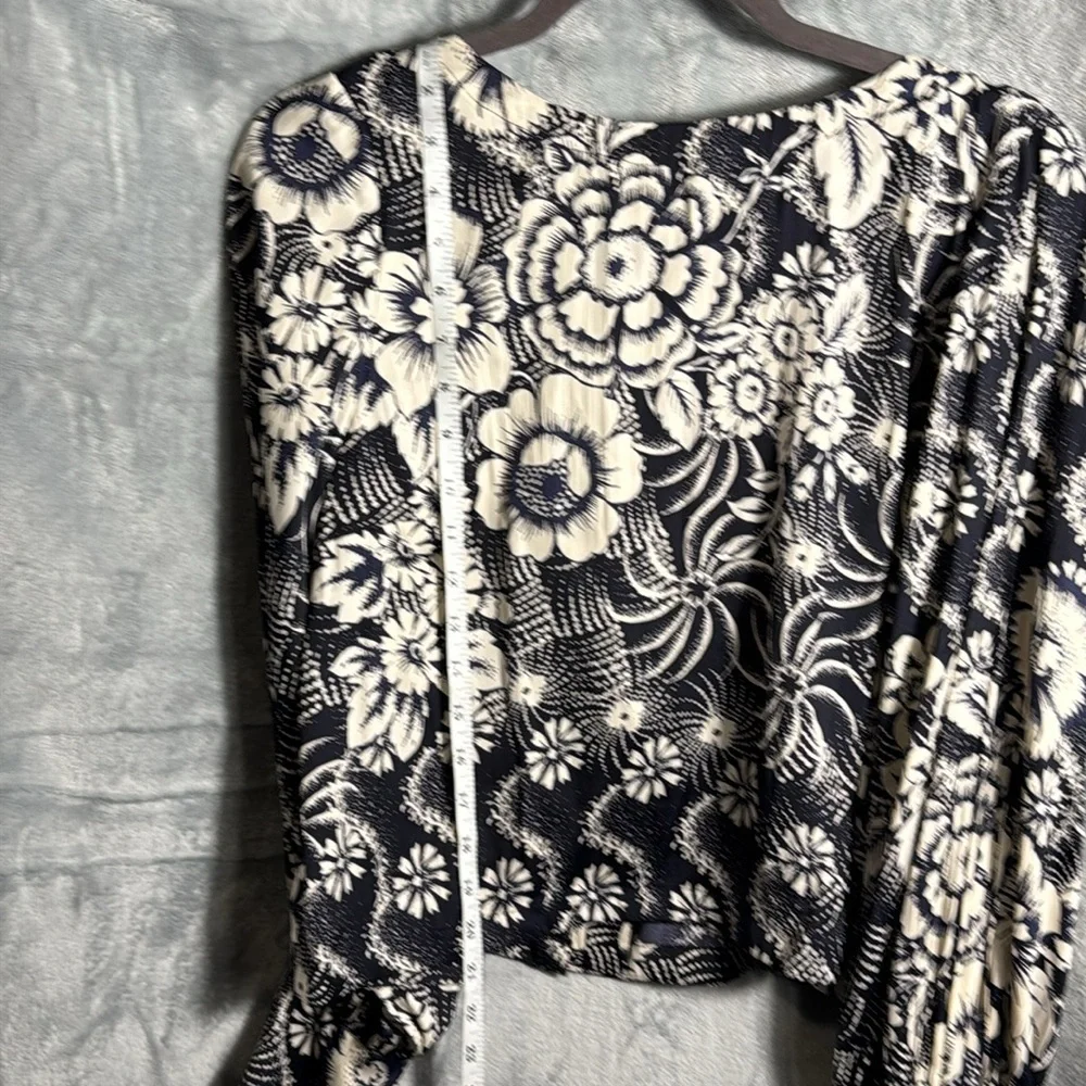 Anthropologie blouse women’s small Black blue White Puff‎ Sleeve Blouse v back